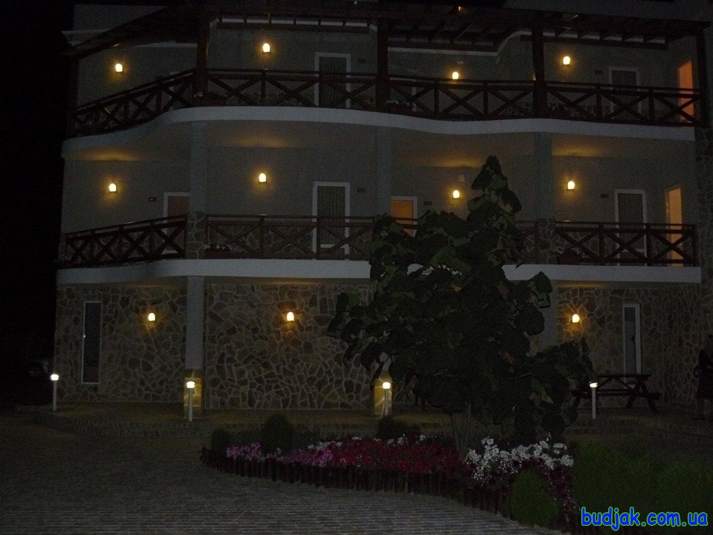 Внешний вид отеля «Парус» на курорте Лебедевка